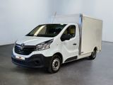la photo d'une camionnette blanche garée dans une pièce