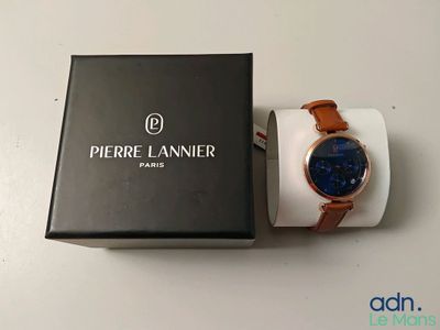 gros plan d'une montre dans une boîte sur une table