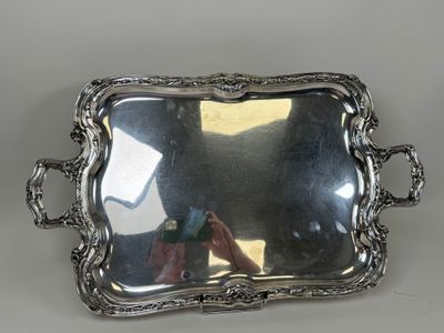 un plateau en argent sur lequel se trouve un miroir, posé sur une table