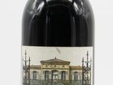 une bouteille de vin posée sur une table
