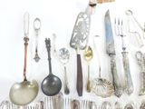 de nombreux types d'argenterie et de cuillères sur la table
