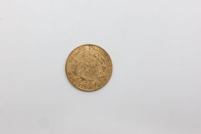 une pièce d'or sur une surface blanche