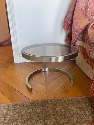 une image d'un salon avec un canapé et une table basse