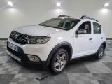 une photo d'une dacia blanche garée dans un garage