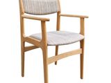 La chaise est en bois et son assise est en tissu.