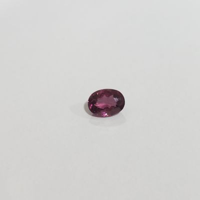 des tourmalines roses sur un fond blanc
