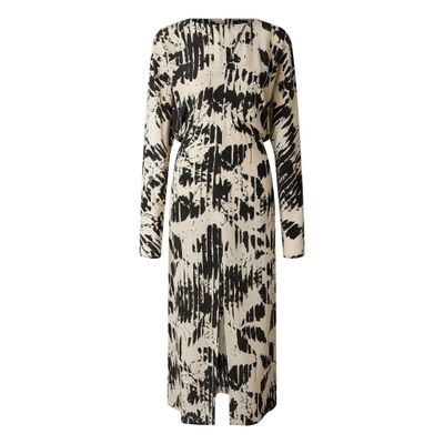 une robe noire et blanche sur un mannequin mannequin mannequin mannequin mannequin mannequin mannequin mannequin mann