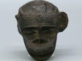 une image représentant la tête d'un homme sculptée