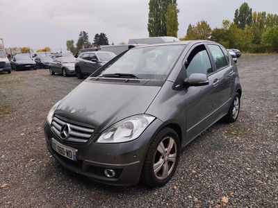 une photo d'une Mercedes Classe B garée sur un parking