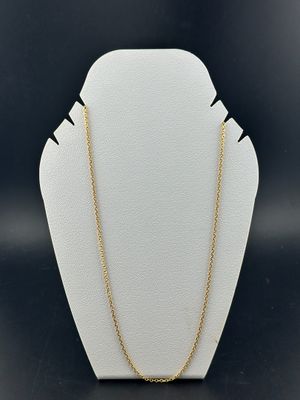 Le collier à chaîne en or est présenté sur un mannequin blanc.