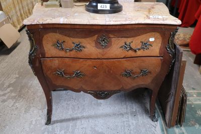 une commode en marbre exposée dans un magasin