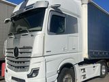 la photo d'un camion blanc garé sur un parking