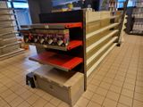 une étagère sur laquelle se trouvent tout un tas d'objets