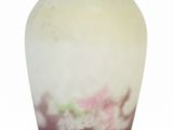 un vase blanc orné d'un motif violet et vert