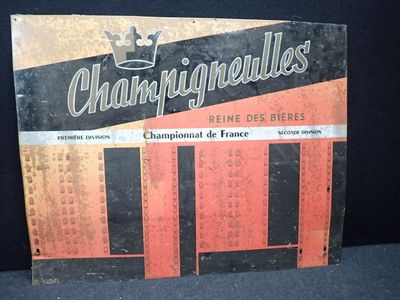 un vieux livre surmonté d'une couronne, posé sur une table