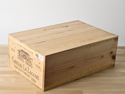 une caisse en bois posée sur un parquet
