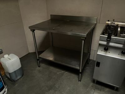 une cuisine équipée d'une cuisinière, d'un évier et d'un réfrigérateur