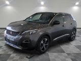 la voiture grise est garée dans le garage sur un sol en damier