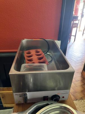 une petite friteuse posée sur un plan de travail dans une cuisine