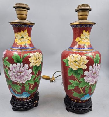 404 / caisse 4 / Chine XX ème, paire de vases en émaux…