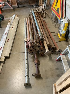 many pieces of wood that are sitting on the floor