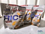 trois sachets de riz savoureux posés sur un plan de travail