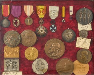 de nombreuses médailles exposées dans une vitrine