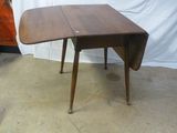 une petite table équipée d'un abattant