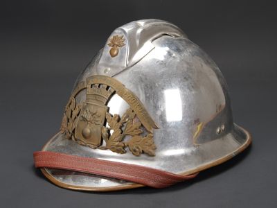 un casque argenté orné d'un emblème en or