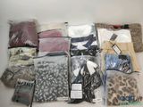de nombreux sacs de vêtements posés sur une table