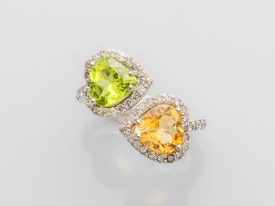 une paire de bagues en saphir jaune et vert et en diamant