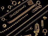un gros plan sur un assortiment de bijoux en or sur fond noir