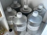 de nombreuses boîtes de liquide rangées les unes à côté des autres dans un placard