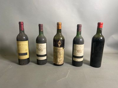 six bouteilles de vin sont alignées sur une table