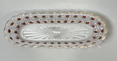 BACCARAT, Porte-brosse en cristal moulé blanc et rouge