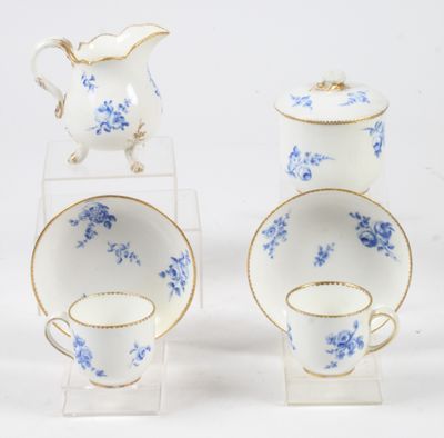 trois tasses et soucoupes à thé et à café en porcelaine bleue et blanche