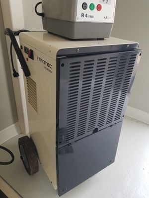 une machine posée sur une table