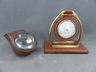 une petite horloge et un petit bol en verre posés sur une table