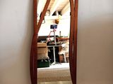 un miroir posé sur une étagère en verre
