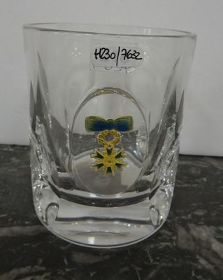 un verre à shot orné d'une image, posé sur une table