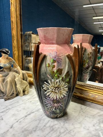Jérôme MASSIER fils à VALLAURIS. Vase en Barbotine à décor fleuri