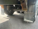 un gros plan sur l'arrière d'un semi-remorque