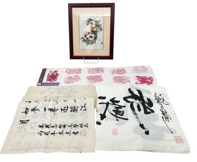 deux calligraphies chinoises et une image encadrée représentant des fleurs et des oiseaux