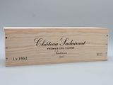 une boîte en bois avec une étiquette de vin