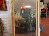 un miroir posé sur le sol d'une pièce