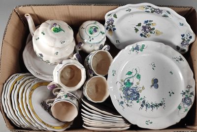 une boîte remplie d'assiettes, de tasses et de soucoupes