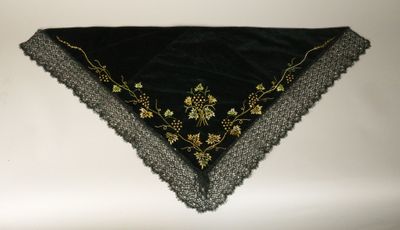 mouchoir brodé de noir et d'or sur fond blanc