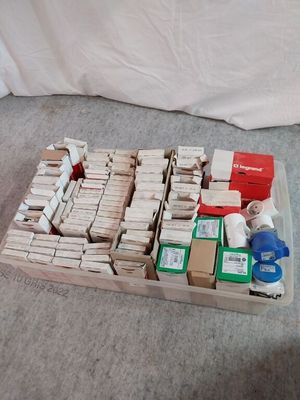 plein de cartons et encore des cartons remplis d'objets par terre