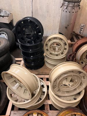 many different types of wheels and rims on a pallet