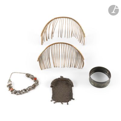 plusieurs bijoux, dont un peigne, un bracelet et une bague